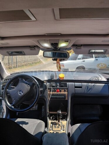 Mercedes E 270-4