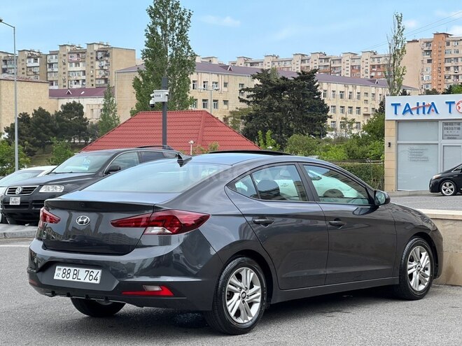 Hyundai Elantra-11