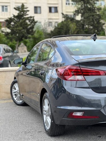 Hyundai Elantra-16