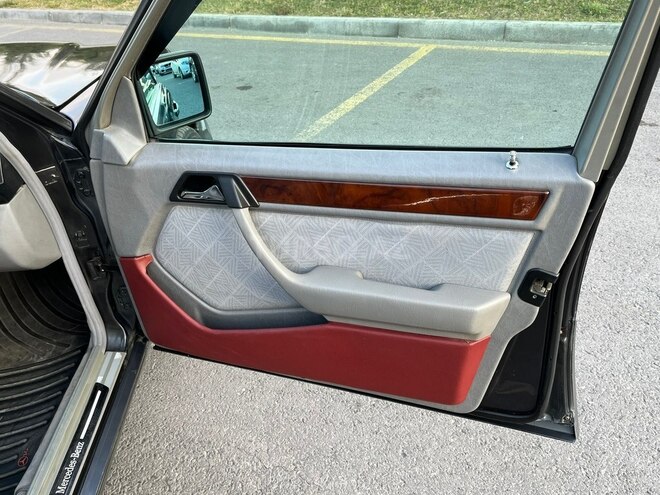 Mercedes 220 E-11