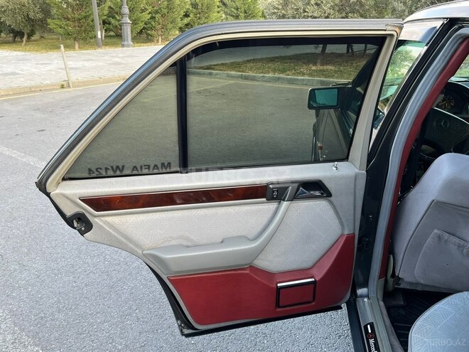 Mercedes 220 E-13