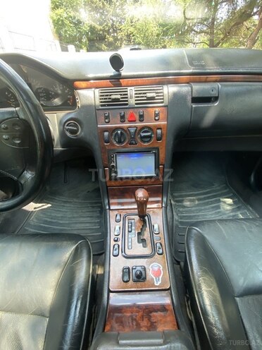 Mercedes E 240-12