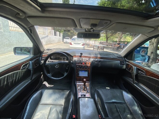 Mercedes E 240-11