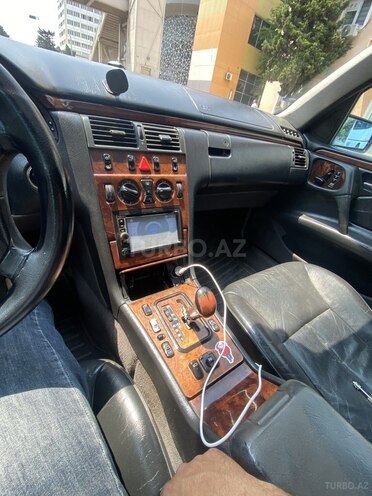 Mercedes E 240-13