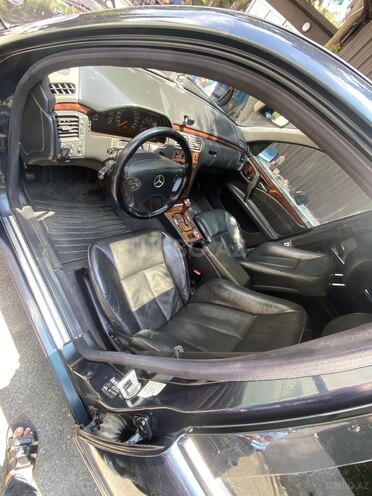 Mercedes E 240-16