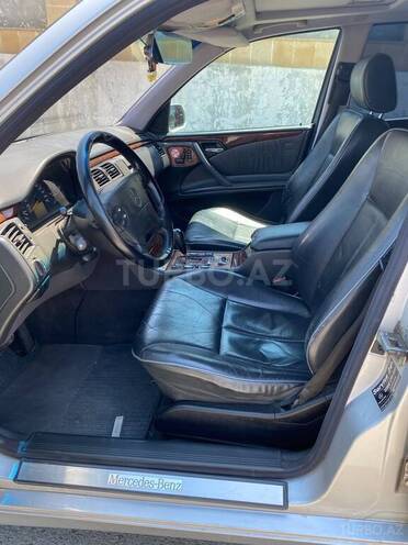 Mercedes E 270-7