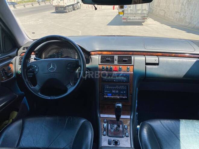 Mercedes E 270-8