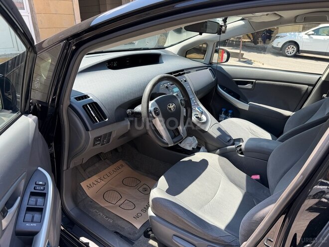 Toyota Prius-5