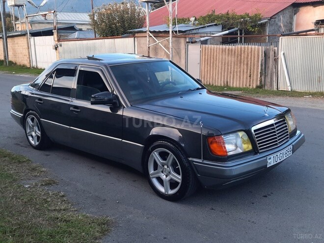 Mercedes E 280-11