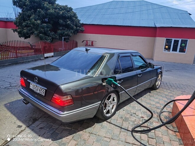 Mercedes E 280-8
