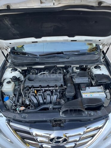 Hyundai Sonata-12