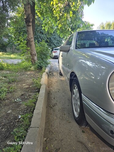 Mercedes E 240-4