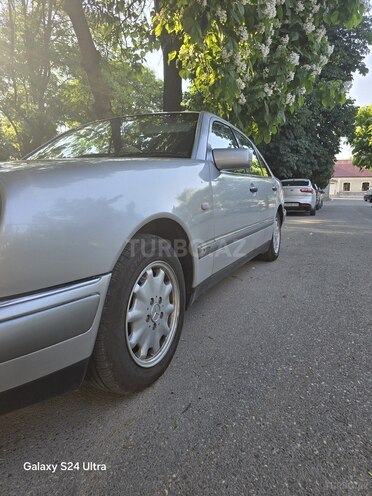 Mercedes E 240-3