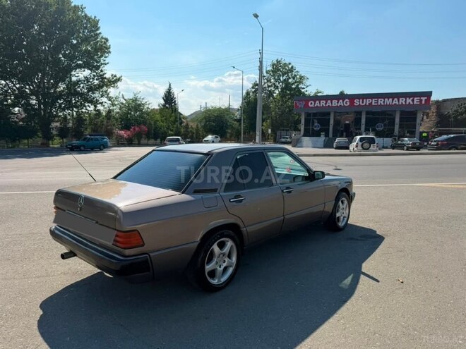Mercedes 200 D-3
