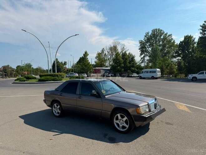 Mercedes 200 D-2