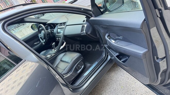Jaguar E-Pace-19