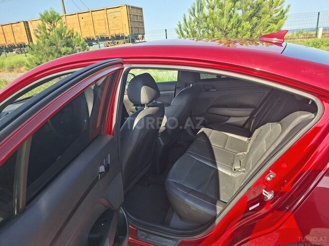 Hyundai Elantra-11
