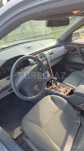 Mercedes E 320-5