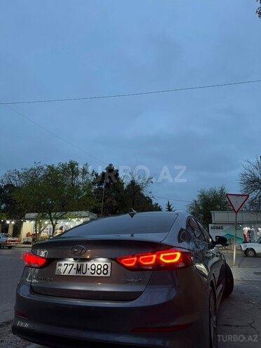 Hyundai Elantra-12