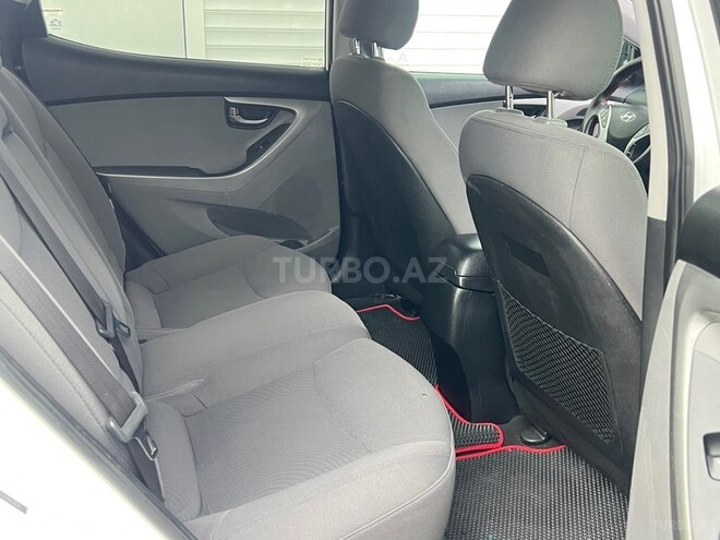 Hyundai Elantra-12