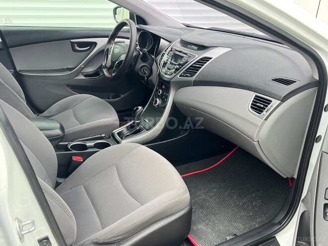 Hyundai Elantra-11