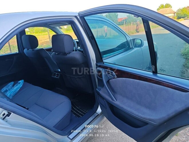Mercedes E 200-13