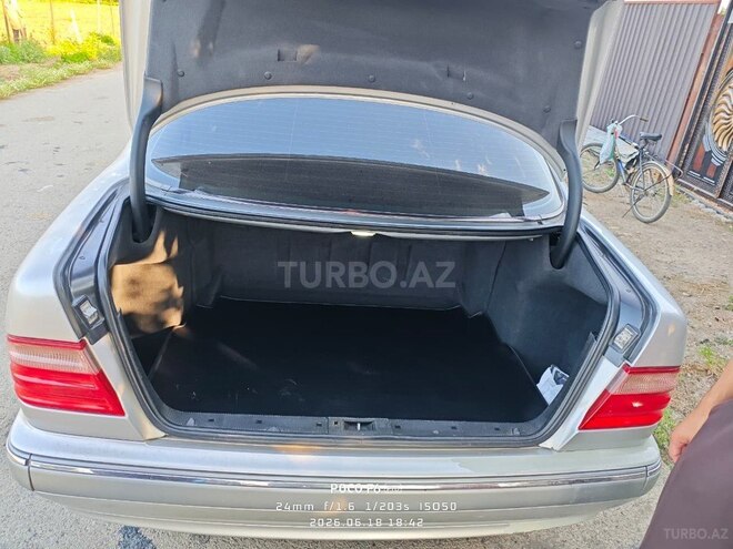 Mercedes E 200-17