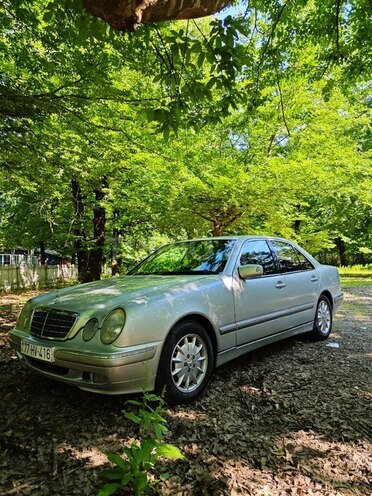 Mercedes E 200-2