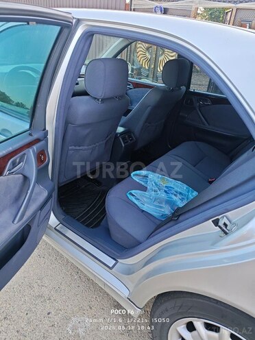 Mercedes E 200-11