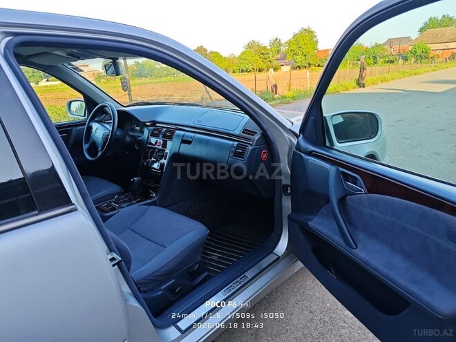 Mercedes E 200-10