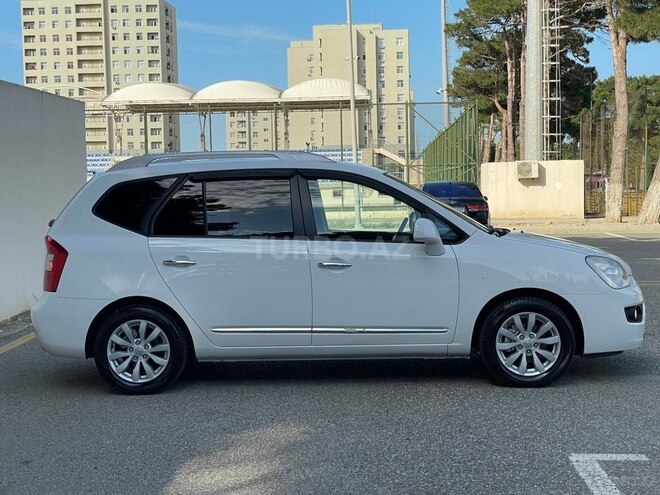 Kia Carens-9