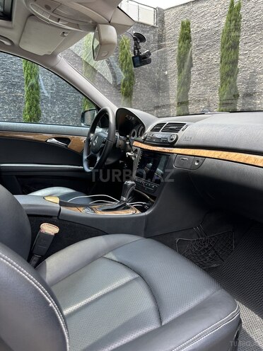 Mercedes E 220-11