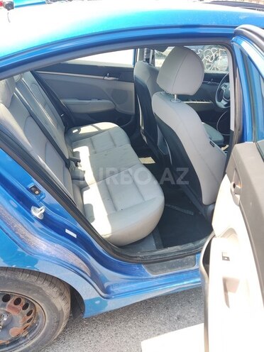 Hyundai Elantra-4