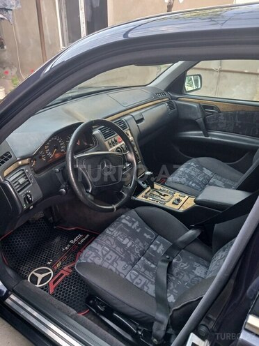 Mercedes E 280 4MATIC-5