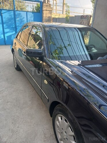 Mercedes E 280 4MATIC-4