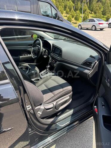 Hyundai Elantra-11
