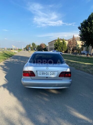Mercedes E 220-2