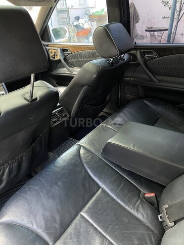 Mercedes E 240-11