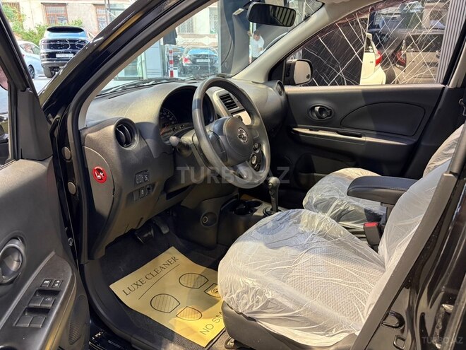 Nissan March-19