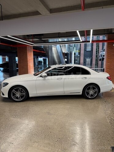 Mercedes E 220 d-3