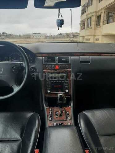 Mercedes E 270-9