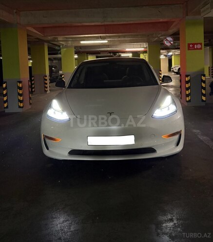 Tesla Model 3-1