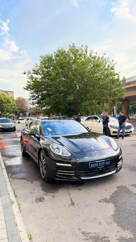 Porsche Panamera-4