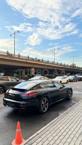 Porsche Panamera-8
