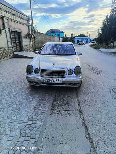 Mercedes E 240-1