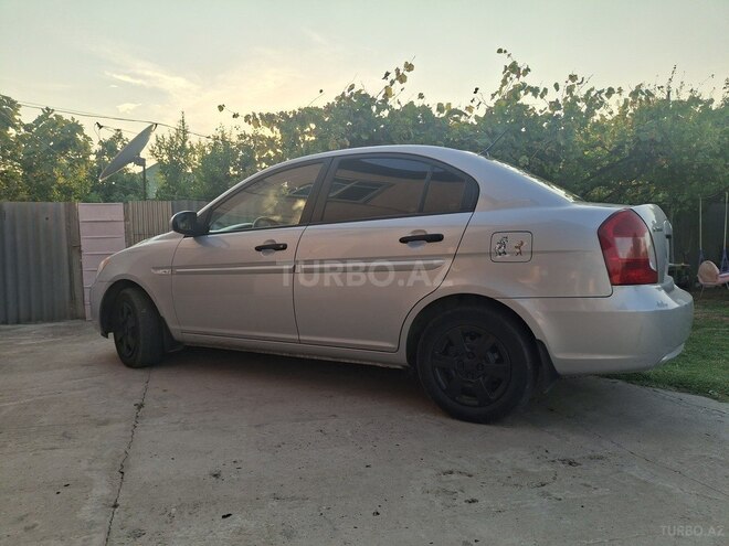 Hyundai Accent-2