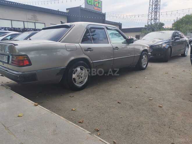 Mercedes 200 E-19