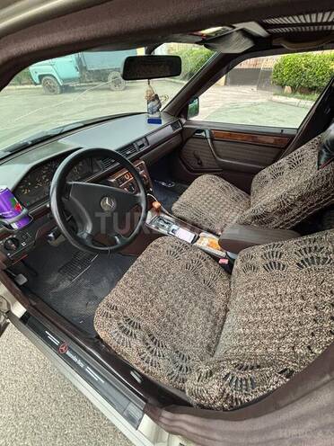 Mercedes 200 E-21