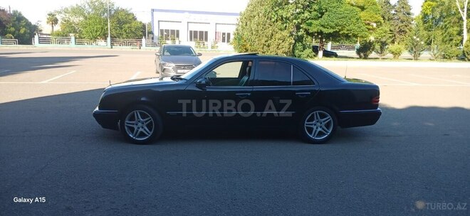Mercedes E 240-4