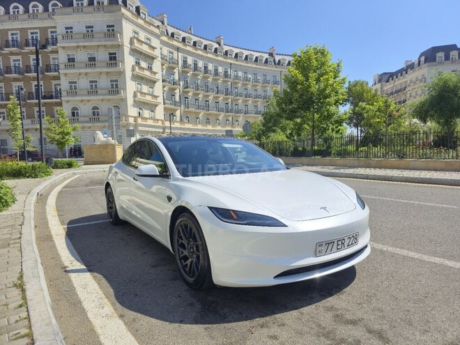 Tesla Model 3-1